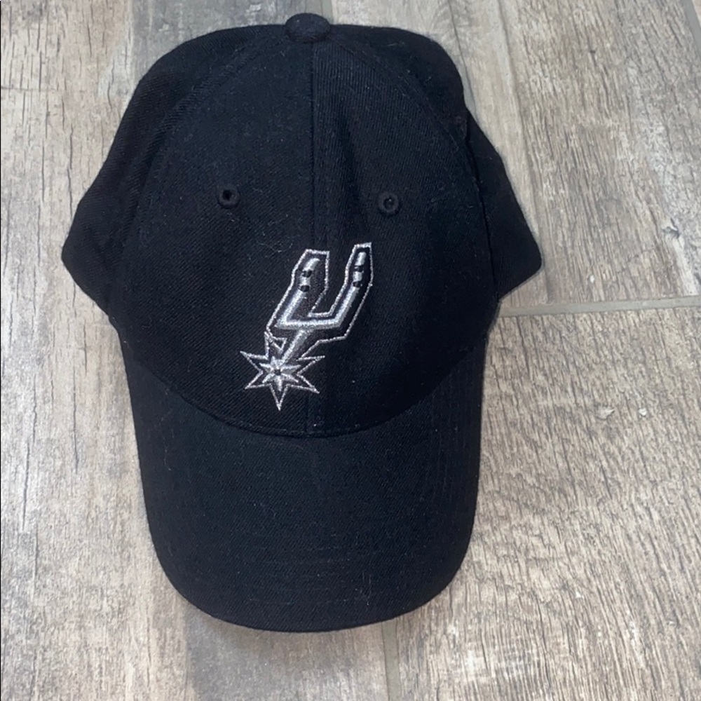 Spurs cap